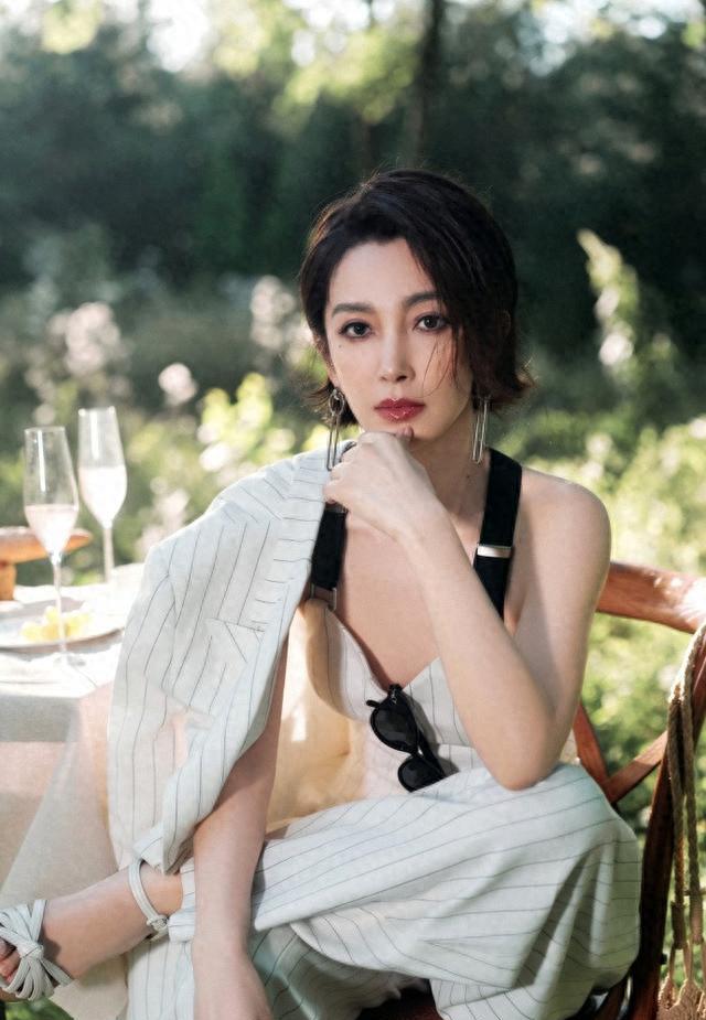 短发造型_中年女星最佳医美_短发女明星机场